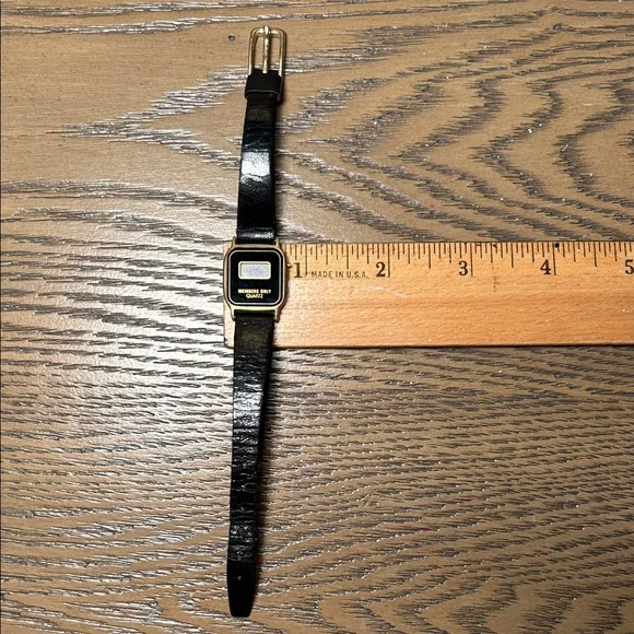 Vintage Members Only Digital Watch – WORKING – 1970s LCD Quartz – Gold Tone - Picture 7 of 14